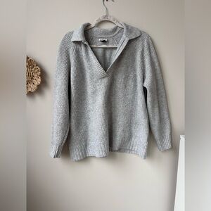 American Eagle Light Gray Ribbed V-Neck Collar Sweater